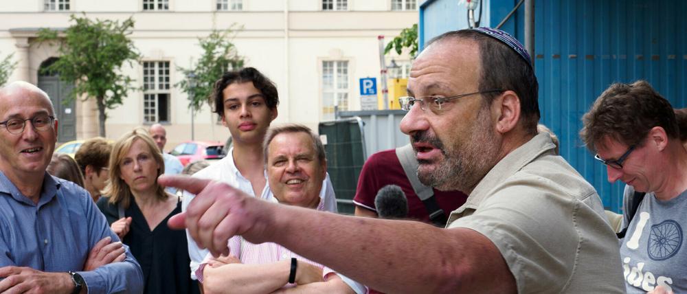 Ud Joffe (2.v.r) sorgte während eines Rundgangs auf der Baustelle der Synagoge für einen Eklat.