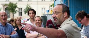 Ud Joffe (2.v.r) sorgte während eines Rundgangs auf der Baustelle der Synagoge für einen Eklat.