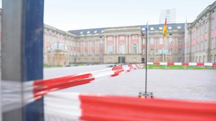 Wegen herabfallender Fassadenteile wurden im Sommer 2021 Bereiche am Landtag in Potsdams historischer Mitte gesperrt.