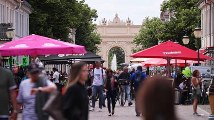 Blick in die belebte Brandenburger Straße, in der Potsdamer Innenstadt.