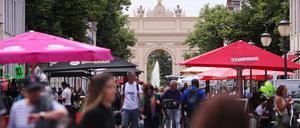 Blick in die belebte Brandenburger Straße, in der Potsdamer Innenstadt.