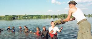 Soldaten und Taucher verstärken mit Sandsäcken einen Deich an der Oder bei Hohenwutzen.