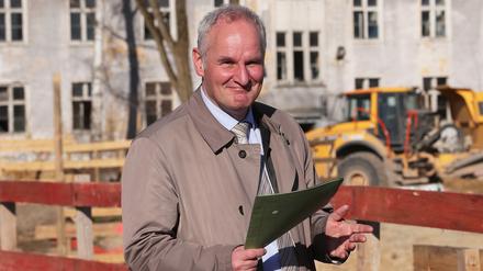 Ein Bild aus dem Sommer - Baudezernent Bernd Rubelt (parteilos) auf der Baustelle für das neue Wohngebiet Krampnitz.