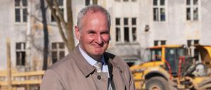 Ein Bild aus dem Sommer - Baudezernent Bernd Rubelt (parteilos) auf der Baustelle für das neue Wohngebiet Krampnitz.