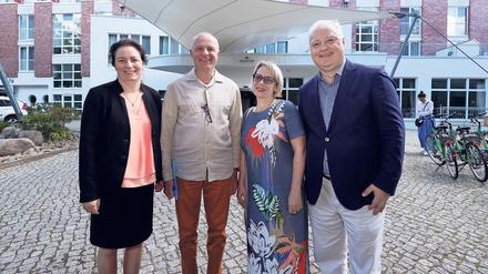 Hoteldirektor Burkhard Scholz (r.) und Inselhotel-Chefin Kathrin Strempel (l.) mit Musikschuldirektor Lew Zakopets und Frau Lyudmilla. 