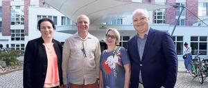 Hoteldirektor Burkhard Scholz (r.) und Inselhotel-Chefin Kathrin Strempel (l.) mit Musikschuldirektor Lew Zakopets und Frau Lyudmilla. 