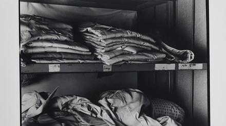 Manfred Paul fotografierte 1990 im Potsdamer Stasigefängnis die Spuren ehemaliger Insassen. 