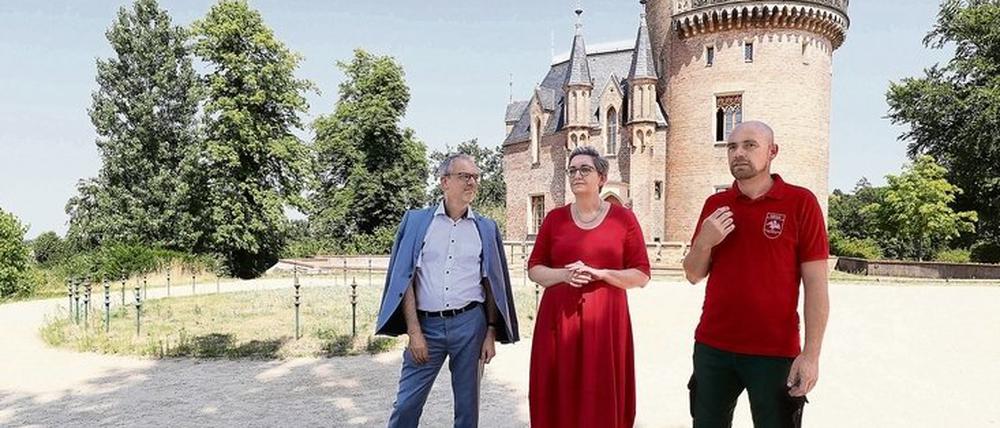 Bundesbauministerin Klara Geywitz (SPD) mit Stiftungschef Christoph Martin Vogtherr (l.) und Gartenmeister Robert Wöhl (r.).