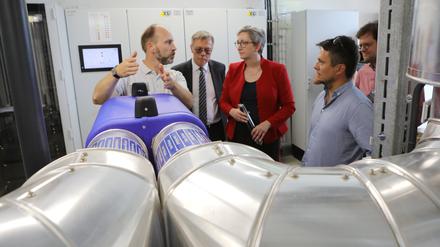 René Elgert (links) von der Energie und Wasser Potsdam erklärte Bundesbauministerin Klara Geywitz und Potsdams Bürgermeister Burkhard Exner die Potsdamer Solarthermieanlage. 