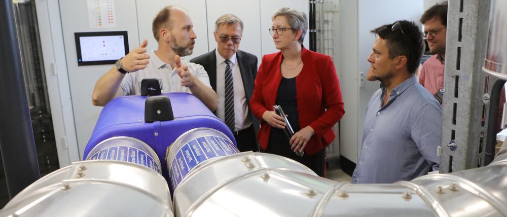 René Elgert (links) von der Energie und Wasser Potsdam erklärte Bundesbauministerin Klara Geywitz und Potsdams Bürgermeister Burkhard Exner die Potsdamer Solarthermieanlage. 