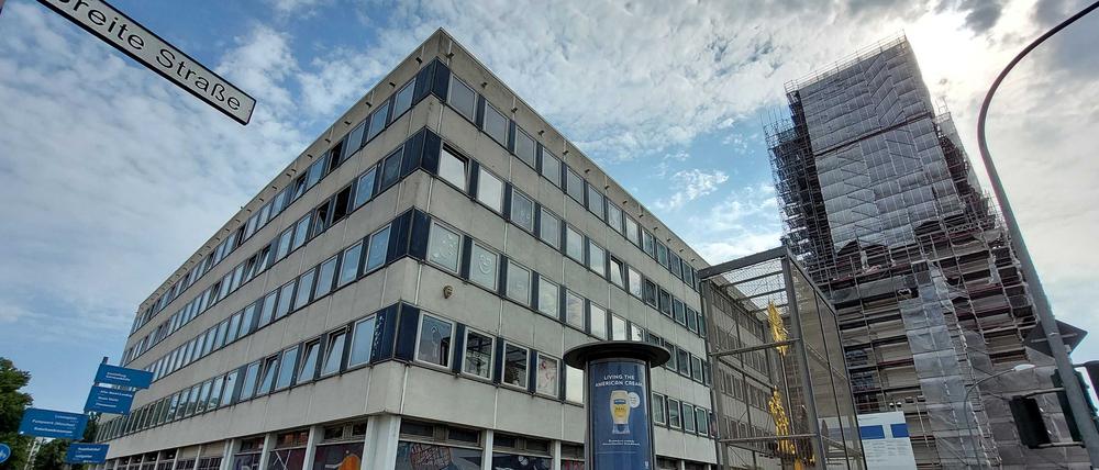 Der Turm der Garnisonkirche wird seit 2017 wiedererrichtet. Daneben steht das Rechenzentrum.