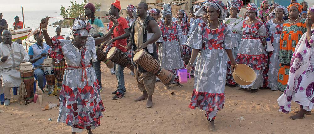 Mère-Bi (links), die Zeremonienmeisterin im senegalesischen Dorf Yene, als Vortänzernin des Ndeup-Rituals