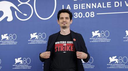 
Jury-Präsident Damien Chazelle unterstützt in Venedig den Streik der Drehbuchautor:innen. 