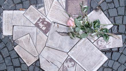 Vor dem Eingang zum Hauptgebäude der Ludwig-Maximilians-Universität (LMU) am Geschwister-Scholl-Platz sind die Flugblätter der Widerstandsgruppe „Weiße Rose“ als Denkmal in den Boden eingelassen. 