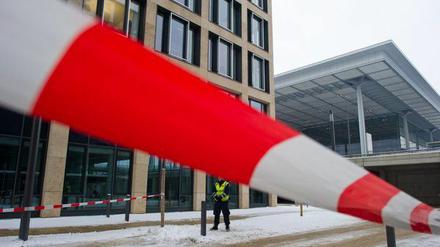 Mit einem Sicherheitsband ist das Terminal vor Beginn der Aufsichtsratssitzung der BER-Flughafengesellschaf abgesperrt.