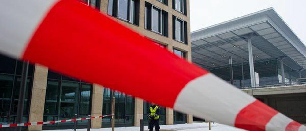 Mit einem Sicherheitsband ist das Terminal vor Beginn der Aufsichtsratssitzung der BER-Flughafengesellschaf abgesperrt.