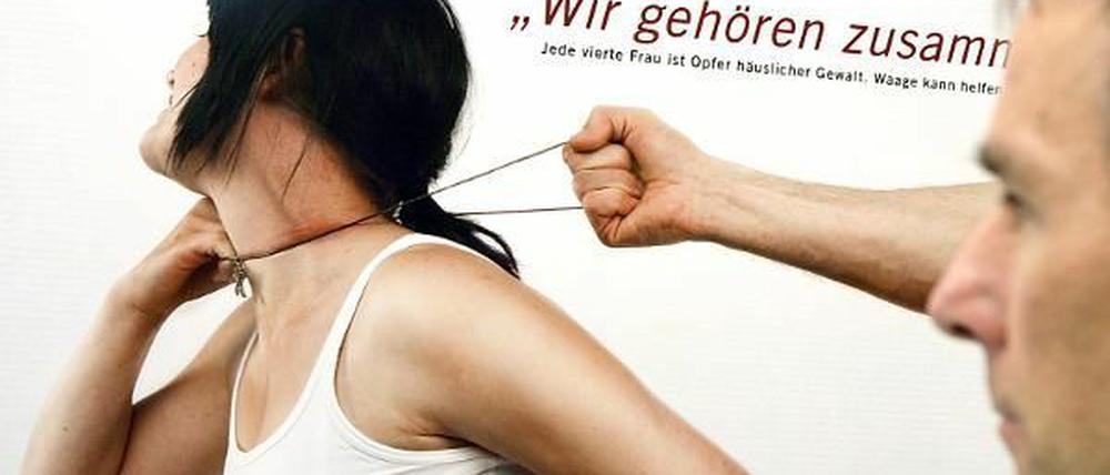 Meist sind Partner oder Ex-Partner die Täter: Gewalt gegen Frauen findet häufig zuhause statt.