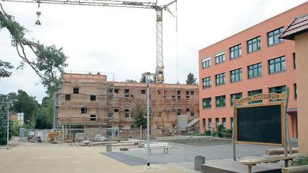 Unter der Richtkrone. Der zweistöckige Rohbau auf dem Wilhelmshorster Campus soll einmal sechs Klassen- und zwei Horträume beherbergen.