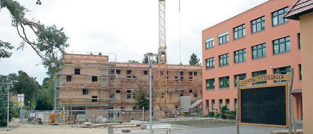 Unter der Richtkrone. Der zweistöckige Rohbau auf dem Wilhelmshorster Campus soll einmal sechs Klassen- und zwei Horträume beherbergen.