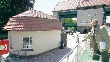 Am Wasser gebaut. Die Hakeburg, einst Parteihochschule der SED, und die Schleuse (hier mit Wolfgang Blasig, Bürgermeister 1994-2009) gelten als Wahrzeichen Kleinmachnows.