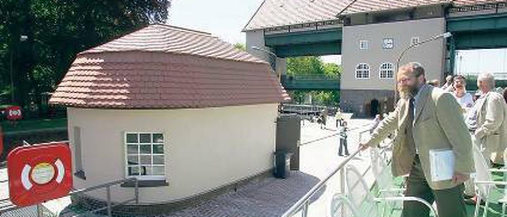 Am Wasser gebaut. Die Hakeburg, einst Parteihochschule der SED, und die Schleuse (hier mit Wolfgang Blasig, Bürgermeister 1994-2009) gelten als Wahrzeichen Kleinmachnows.