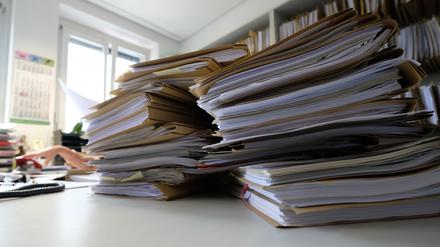 Akten liegen auf einem Tisch. (zu dpa «FDP legt Entwurf für Transparenzgesetz vor») +++ dpa-Bildfunk +++