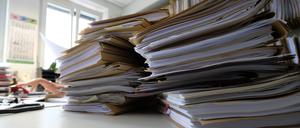 Akten liegen auf einem Tisch. (zu dpa «FDP legt Entwurf für Transparenzgesetz vor») +++ dpa-Bildfunk +++