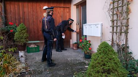 Wenn der Staat klingelt. Der Freiburger Ordnungsbeamte Sebastiano Piccirillo und Kollegin überprüfen die Einhaltung von Quarantäne-Auflagen.