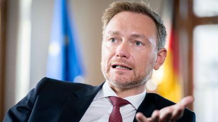 Christian Lindner, Fraktionsvorsitzender und Parteivorsitzender der FDP, spricht in einem Interview mit Journalisten der Deutschen Presse-Agentur (dpa). (zu dpa "Lindner will politisch Heimatlose für FDP gewinnen") +++ dpa-Bildfunk +++