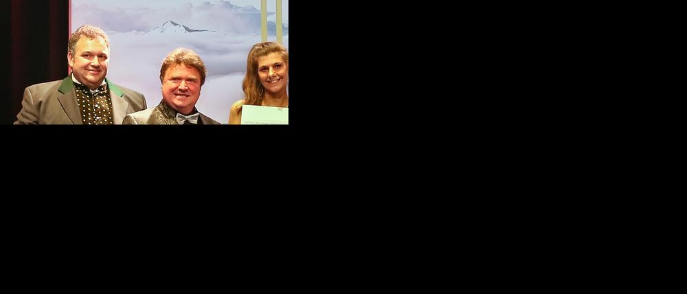 Gewürdigt. Thomas Ricken und Gesa Körner (M.) vom „Leseclub im Kinderkulturhaus“ in Hamburg erhielten in Potsdam den Award in der Kategorie Bildung.