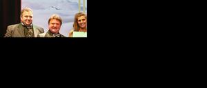 Gewürdigt. Thomas Ricken und Gesa Körner (M.) vom „Leseclub im Kinderkulturhaus“ in Hamburg erhielten in Potsdam den Award in der Kategorie Bildung.