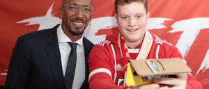 Der 17-jährige Max aus Brandenburg/Havel durfte sich gleich als Erster mit seinem Idol Jérôme Boateng (l.) fotografieren lassen. 