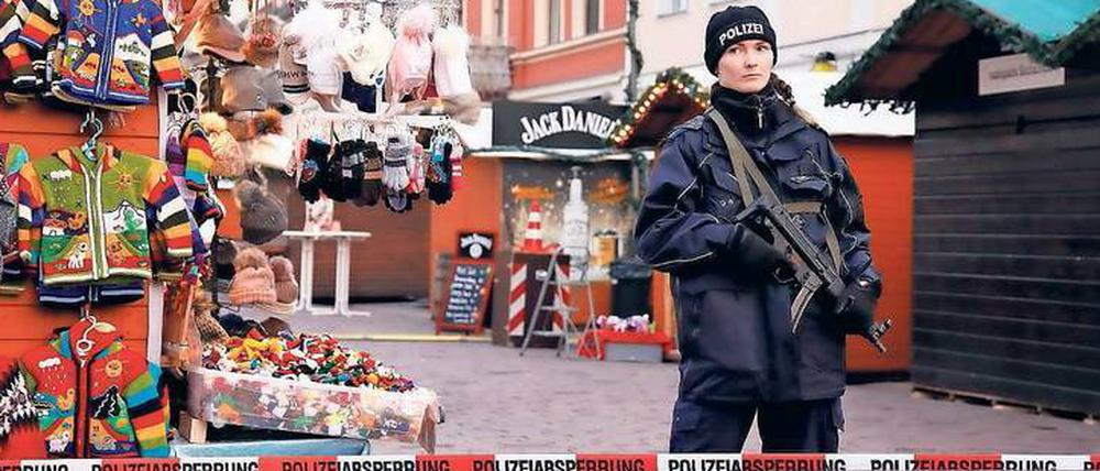 Vor einem Jahr wurde der Weihnachtsmarkt in der Brandenburger Straße geräumt und abgesperrt.