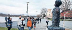 Der Krieger. Auf dem Stadtspaziergang „Kunst am Wasser“ der Potsdam Marketing GmbH ging es zum „Walk of Modern Art“ und der Skulptur von Armondo.