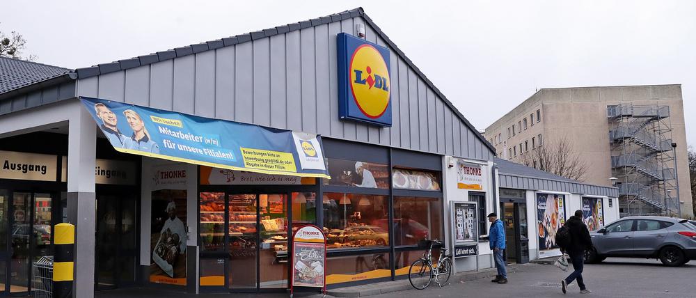 Einzelhandelsmärkte aufzustocken wird zum Trend - und Lidl besitzt Filialen in eingeschossigen Gebäuden wie hier in der Zeppelinstraße.