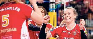 Freudestrahlend. Antonia Stautz (r.) zeigte eine gute Leistung gegen ihren Ex-Klub Erfurt und bejubelte letztlich den Sieg.