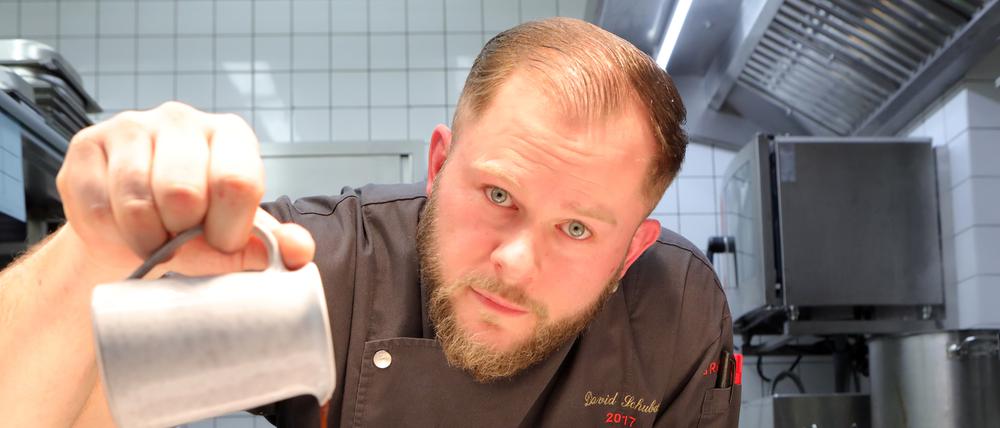 Kochzimmer-Chefkoch David Schubert zeigt Kalbsbäckchen und Blumenkohl unter Soße und Brotring.