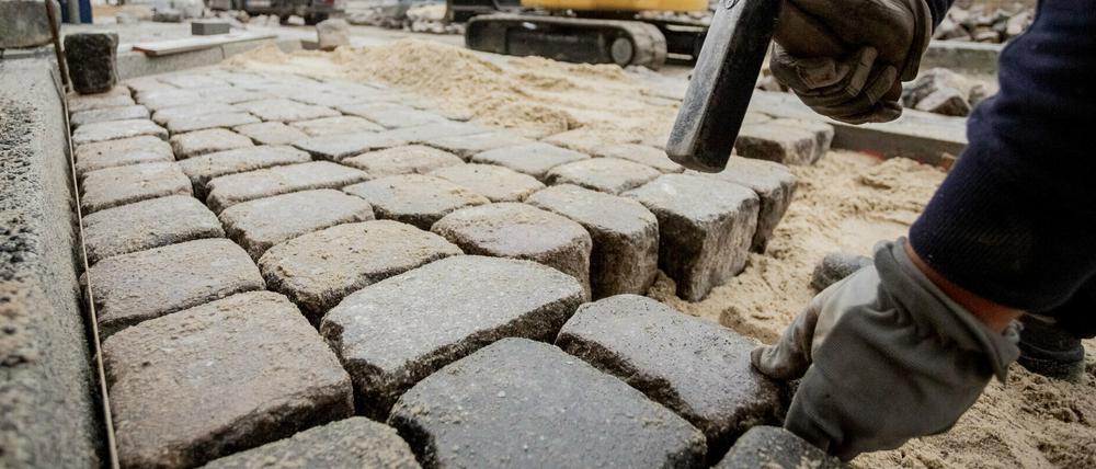 Die Straßenausbaubeiträge der Kommunen sind in vielen Orten Brandenburgs ein heiß diskutiertes Thema.