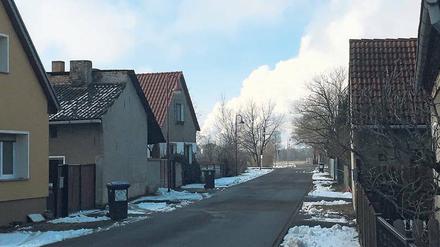 Von Heinersbrück aus sind die Wasserdampfwolken gut zu sehen, die bei jedem Wetter vom Kraftwerk Jänschwalde aufsteigen. 80.000 Tonnen Braunkohle aus dem Tagebau werden dort täglich verstromt.