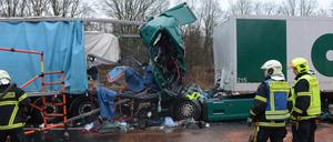 Unfälle, bei denen Laster beteiligt sind, wie hier auf der A10 bei Ludwigsfelde, machen Brandenburgs Feuerwehren zunehmend zu schaffen.