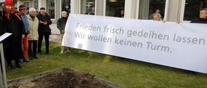 Eine Birke vom Ettersberg bei Weimar, wo sich auch die KZ-Gedenkstätte Buchenwald befindet, ist am Samstag am früheren Standort der Garnisonkirche neben dem Rechenzentrum gepflanzt worden.