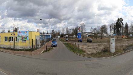 Auf der Brache zwischen der Kita Havelzwerge und der Rettungswache (r.) soll die neue dreistöckige Kita entstehen.