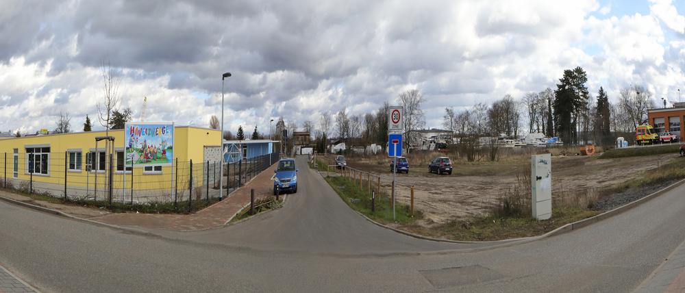Auf der Brache zwischen der Kita Havelzwerge und der Rettungswache (r.) soll die neue dreistöckige Kita entstehen.