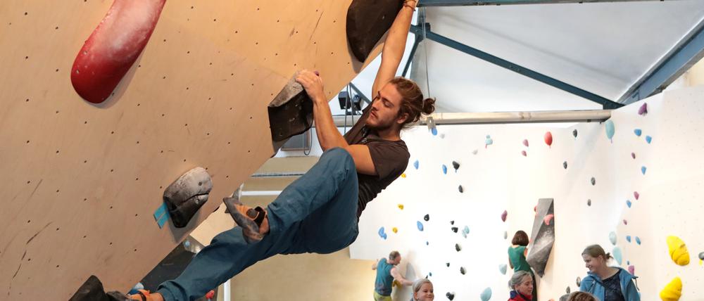 Bis zu 200 Kletterfans kommen pro Tag an Wochenenden in die Babelsberger Boulderhalle, sagen die Betreiber.