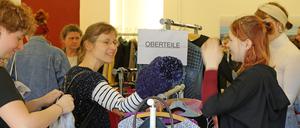 Klamotten, die man nicht mehr anzieht, kann man tauschen. Zum Beispiel bei der Kleidertauschparty im Treffpunkt Freizeit.