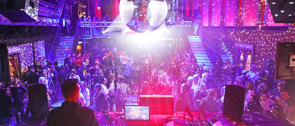 Ausverkauft: Die Tanzfläche im Klub Pirschheide ist voll.
