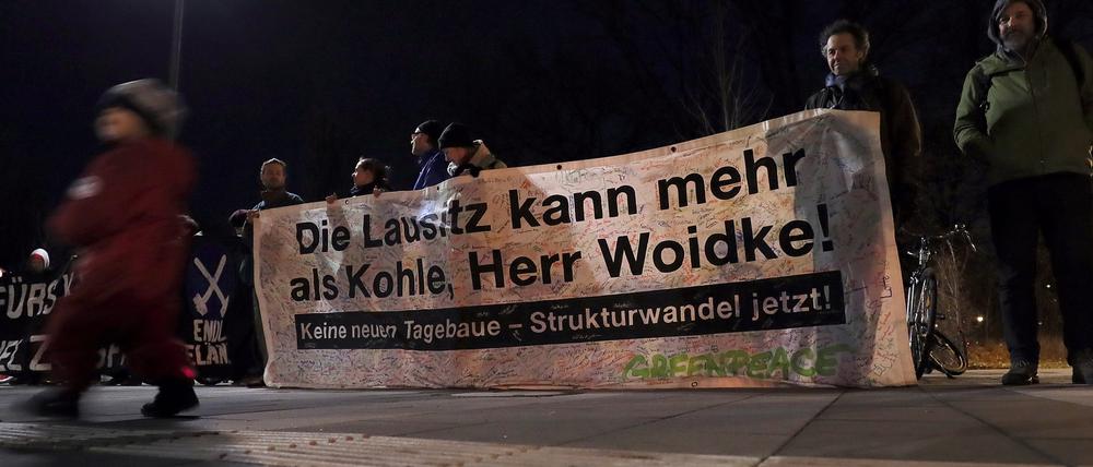 Vor der Leonardo-da-Vinci-Schule im Bornstedter Feld demonstrierten am Dienstagabend rund 20 Umweltaktivisten für einen schnellen Kohleausstieg.