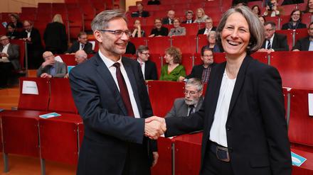 Eckehard Binas und seine Nachfolgerin Eva Schmitt-Rodermund.