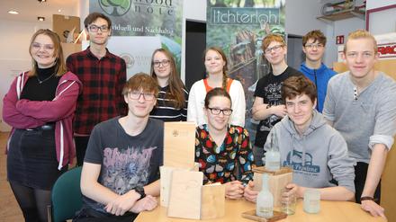 Schüler stellen Notizbücher und Windlichter selbst her – ihnen geht es um Nachhaltigkeit. Dabei helfen unter anderem Paula Breil (von hinten links), Niclas Stockmann, Marie Hertling, Phöbe Zoe Kionke, Richard Schenk, Anton Veith, Erik Rimkus und Florian Giese (von unten links), Luna Jäckel und Theo Jacobi. 