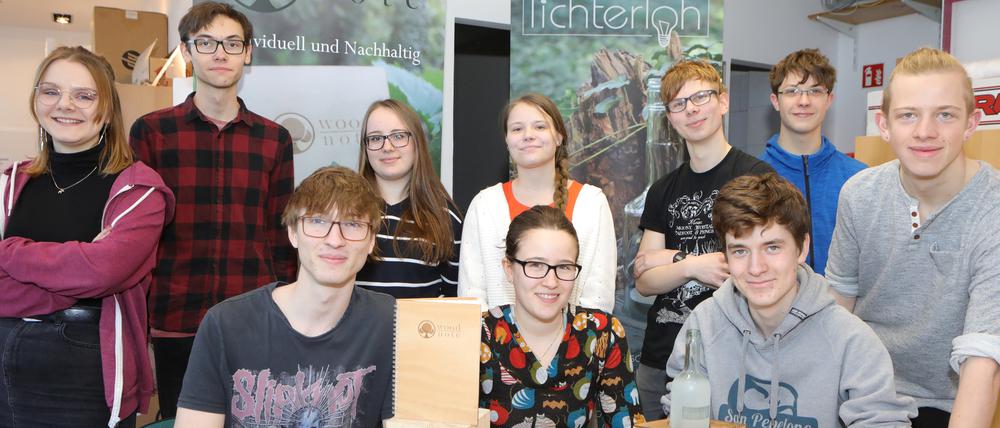 Schüler stellen Notizbücher und Windlichter selbst her – ihnen geht es um Nachhaltigkeit. Dabei helfen unter anderem Paula Breil (von hinten links), Niclas Stockmann, Marie Hertling, Phöbe Zoe Kionke, Richard Schenk, Anton Veith, Erik Rimkus und Florian Giese (von unten links), Luna Jäckel und Theo Jacobi.